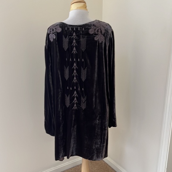 JOHNNY WAS Size XXL velvet asymmetrical tone on tone embroidered top - Picture 5 of 10